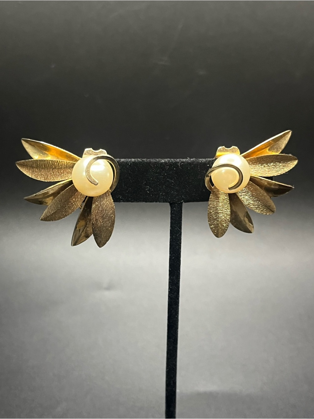 Vintage gold tone leaf faux pearl clip on earrings